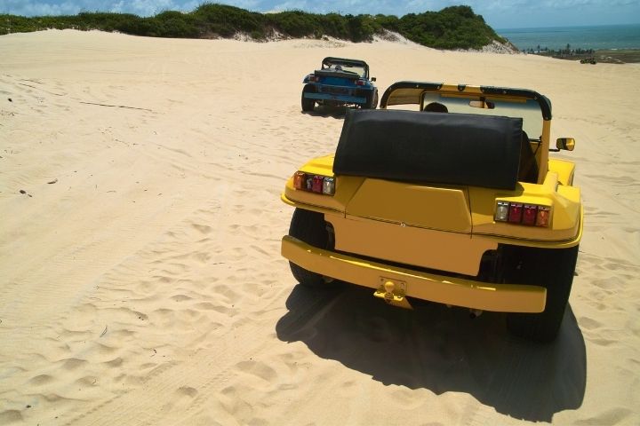 buggy amarelo na areia